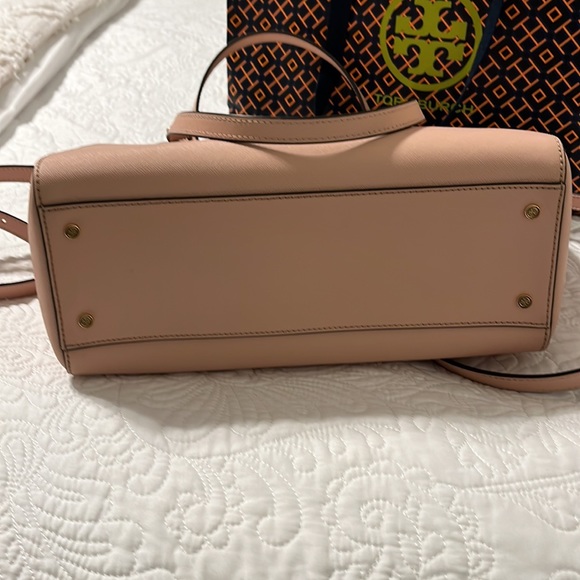 Tory Burch Emerson tote. In excellent condition! Comes from smoke free home. - Picture 3 of 7